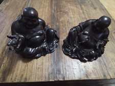 2x lächlende, dicke Buddhafiguren aus Holz mit Eichhörnchen Höhe 14cm