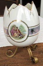 Eierbecher mit Metallfüssen