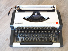 Reise-Schreibmaschine Olympia Traveller de Luxe, ca. 1970, mit Haube als Koffer