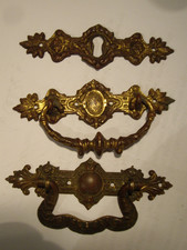 3 Stück antike Möbelbeschläge, Griffe, Möbelgriffe, Schlüsselschild,  Messing