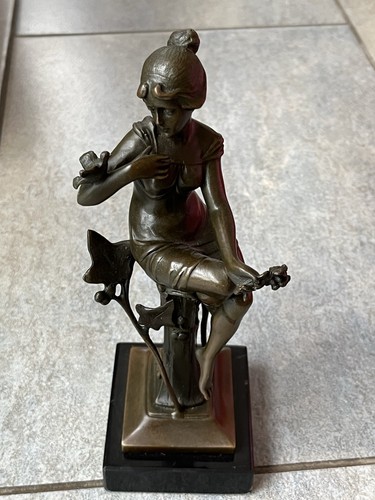 Schöne bronzestatue - schöne,