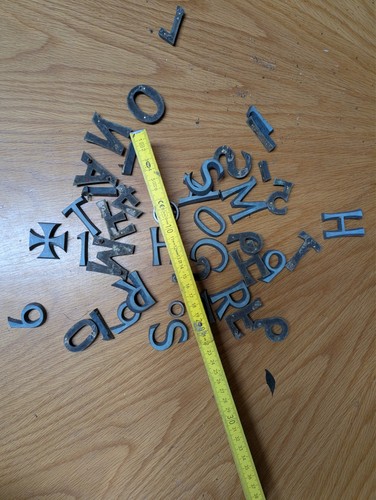 Messing buchstaben und - ,