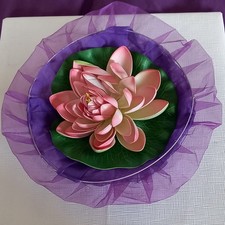 Seerose 17cm aus Kunststoff im lila Tüllbett 26cm