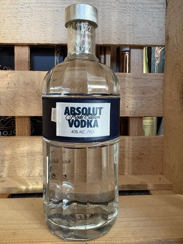 Absolut vodka mode - vodka,