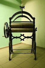 ANTIKE „TECK- WÄSCHEMANGEL“- DRUCKPRESSE UM 1900/ STAHLWALZEN + ZAHNRADGETRIEBE