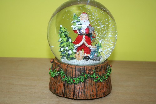 Weihnachtliche schneekugel mit - weihnachtliche,