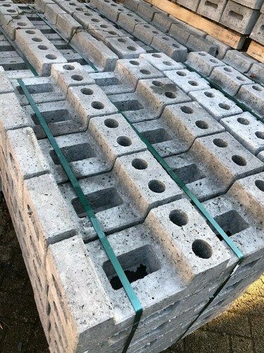Bauzaunfuß aus beton - bauzaunfuß,