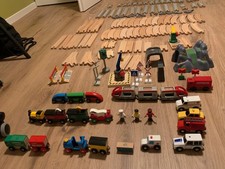 Holzeisenbahn - Set/Konvolut -121 Teile - Schienen, Züge und mehr -Brio u.a. - 