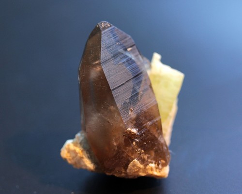 156ct rauchquarz mit beryll - rauchquarz,