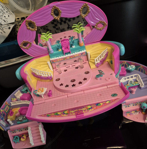 Aufklappbares puppen spielset - aufklappbares, puppen-spielset