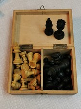 Schachfiguren In Holzkiste