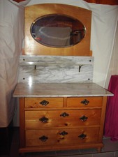 Antike Kommode mit Spiegel um