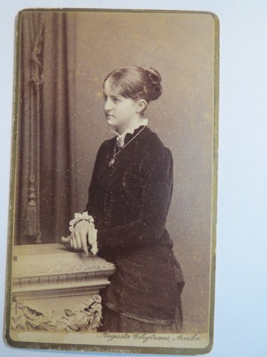 Arvika stehende junge frau - arvika,