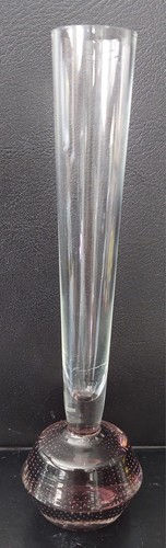 Glasvase mit amethystfarbener