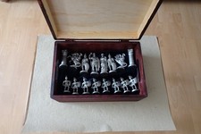 Holz Schachbrett Handarbeit mit Edelen Zinnfiguren  45x45