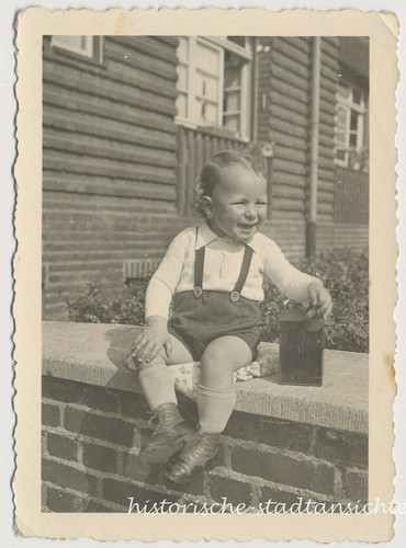 Kleiner junge auf der - kleiner,