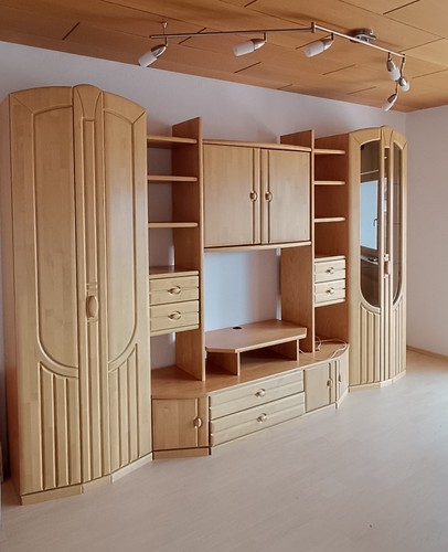 Helle wohnzimmerwand aus birke - helle,