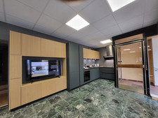 L- Küche Echtholzfurnier m Bosch Geräte u. Berbel Dunstabzug Ausstellungsküche