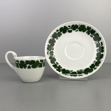 Süße Mokkatasse mit Weinlaub