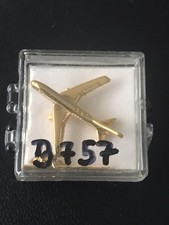 Schöner „goldiger“ 3 D Flugzeug PIN Boeing 757 mit Kl. Kette und Querriegel.