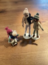 winterliche Deko Familie Schlitten Winterkind Filzfiguren Winterdeko 