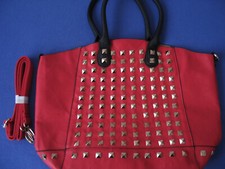 Schöne Handtasche,  rot, mit messing-goldfarben Nieten in Pyramidenform