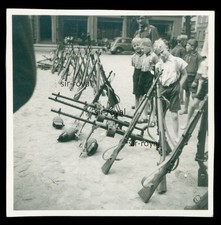 Kinder neben Flieger MG 15 Maschinengewehr und Luftwaffe Soldat - WK2 Foto 6x6cm
