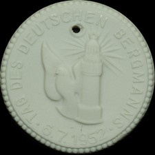 BERGBAU: Porzellan-Medaille 1952. HALLE (SAALE) - TAG DES DEUTSCHEN BERGMANNS.