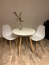 Runder Esstisch mit 2 Stühlen