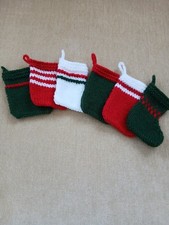 Sechs handgestrickte Mini