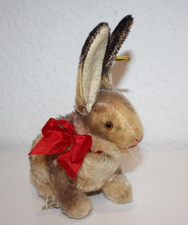 Sehr alter Hase von Steiff mit Knopf, Fahne und US Zone Schild, um 1950