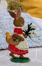 Osterhasenmädchen mit Korb