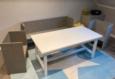 Kindermöbel: Tisch, zwei Stühle, Sitzbank von Archefilo in grau und weiß