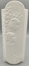 AK Kaiser Porzellan: VASE mit Frauen und Blumen(Relief) Design von Manfred Frey