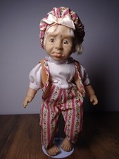 Sammlerpuppe Junge Biskuit-Porzellan weicher Körper -ohne Puppenständer- (9595)