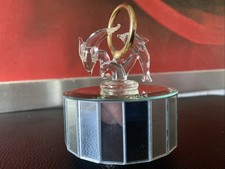 Vintage Spieluhr mit Spiegelgehäuse und handgemachten Glas-Delphinen