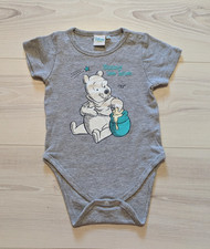 NEU süßer Body DISNEY *** Winnie Puuh Pooh grau Honig *** Gr. 74 80