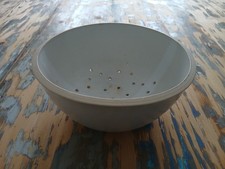 Steinzeug Sieb oder Obstschale mit Teller,  handgemacht, offwhite, sehr wertig!
