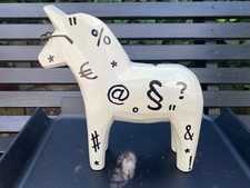 Ikea Dala Pferd weiß mit Brille und Symbolen *Stolle2001* v. Katharina Brieditis
