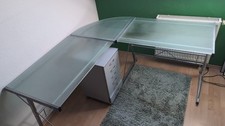 Schreibtisch mit Glasplatte
