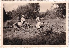 Foto Französisches Zivil begräbt tote Pferde Troussey Grand Est Frankreich (A20)