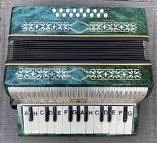 Akkordeon  Der Marke Manbiw mit Koffer und Riemen Farbe Grün