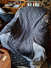 Sessel Abdeckung schwarz mit seitlichen Taschen gesteppt groß