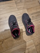 Zu Probe Getragen SICHERHEIT