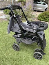 Chicco Kinderwagen mit zwei Isofixböden. Schwarz und Grau