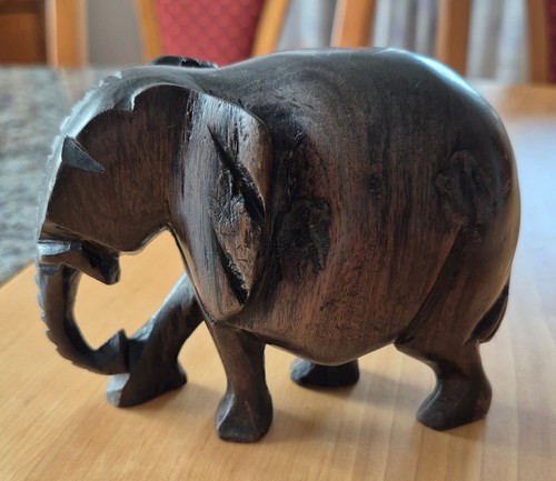 Handgeschnitzter holz elefant - handgeschnitzter, holz-elefant