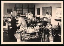 Fotografie Chemie-Labor, Laboranten bei der Arbeit 