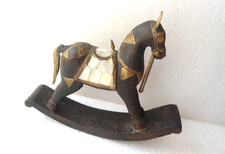 Schaukelpferd aus Holz mit Perlmutt Sattel, Messing, Deko-Made in India 17x21cm