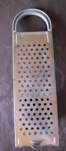 Küchenreibe aus metall alt - aus,