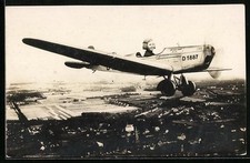 Foto-AK Mädchen im Cockpit eines einmotorigen Tiefdecker-Flugzeuges im Fluge, S 